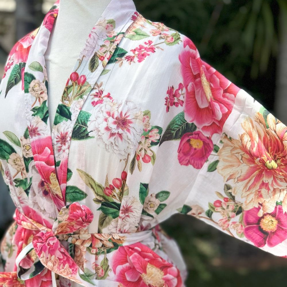 Fleur kimono robe in white with large exotic flowers