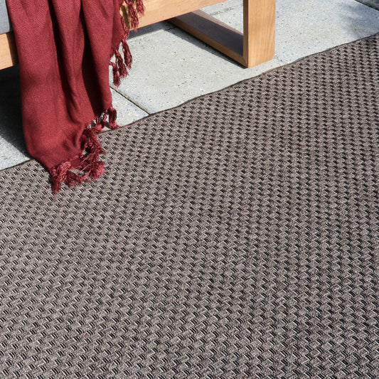 Flax outdoor rug in pewter in an outdoor setting